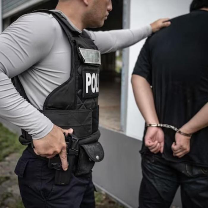 Un român agresiv, acuzat de furt, a atacat doi polițiști în Viena: ofițerii l-au încătușat imediat