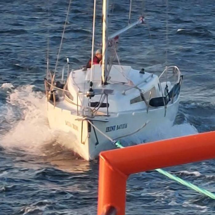 Doi români, recuperați de pe o ambarcațiune aflată în derivă pe Marea Neagră