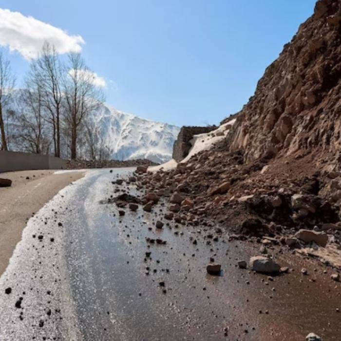 Furtuni puternice în Tirol: o mașină, spulberată de o alunecare de teren pe autostrada Brenner