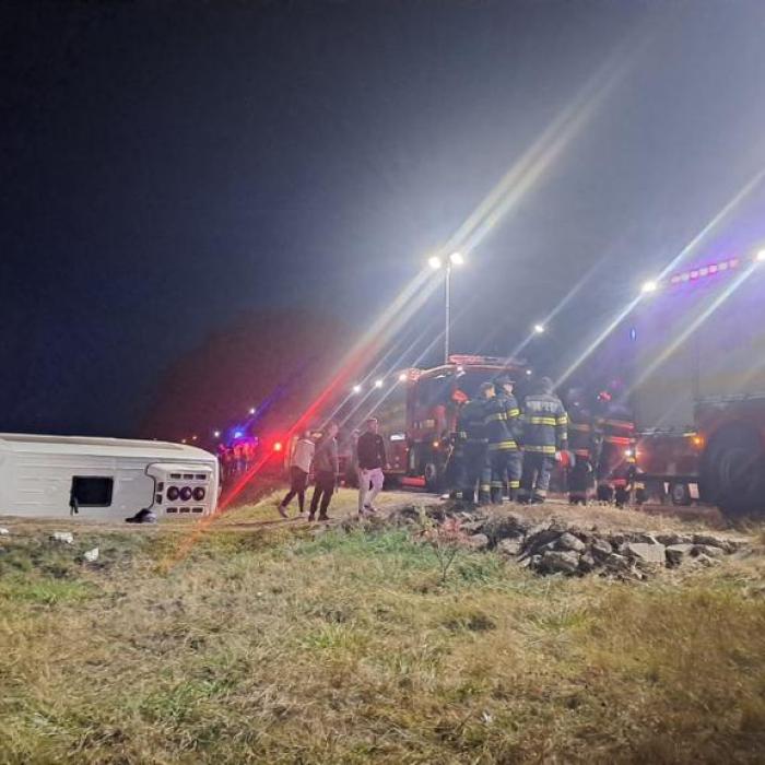 Microbuz plin cu pasageri, răsturnat în șanț. Plan roșu de intervenție 