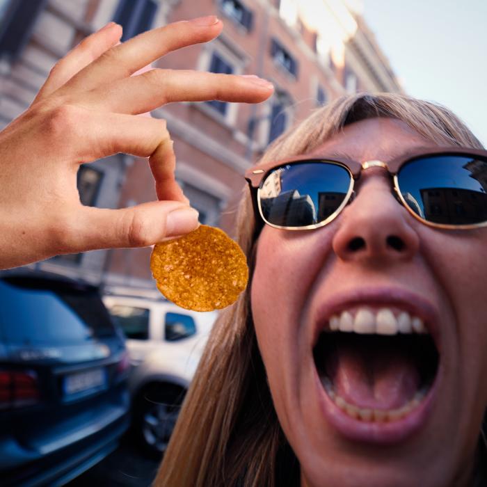 O femeie a ajuns în lacrimi, după ce a gustat „cel mai iute chips din lume" pentru 100 de lire sterline