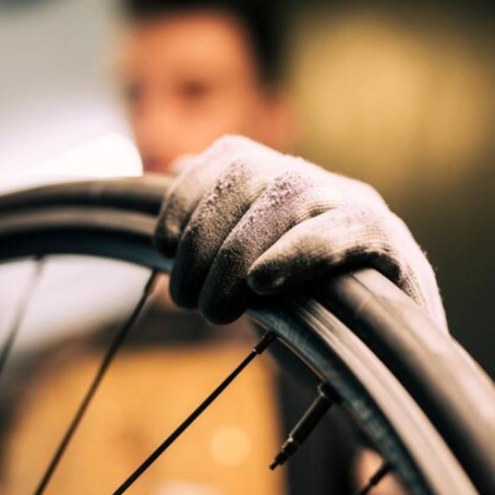 Un român a furat biciclete și drujbe din România, apoi s-a ascuns în Spania: Hoțul, prins când se plimba pe stradă