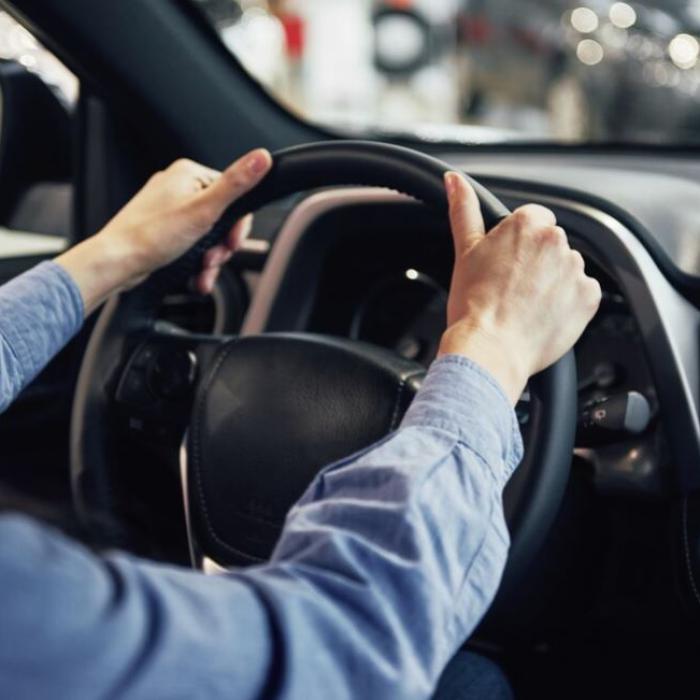 Un bărbat din Ungaria a furat mașina livratorului de pizza și a spulberat totul în calea sa