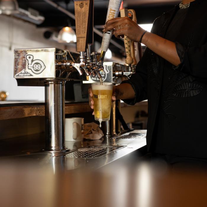 Nebunie în Treviso: Un client atacă patronul unui bar după ce refuză să plătească nota de plată 