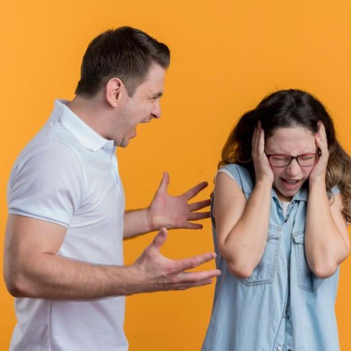 Un român din Italia și-a bătut fiica minoră pentru că se logodise cu un bărbat mai în vârstă