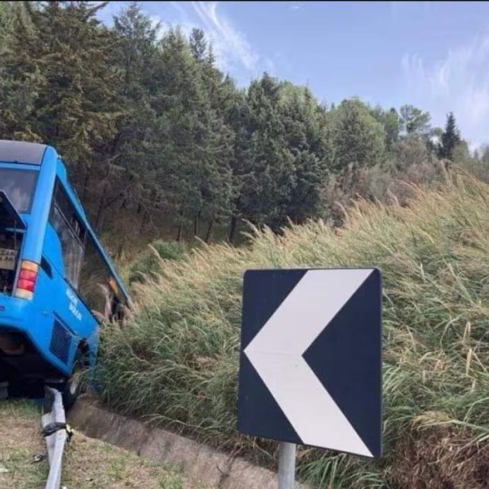 Autocar ieșit de pe șosea, în Italia: 15 persoane rănite, una în stare gravă