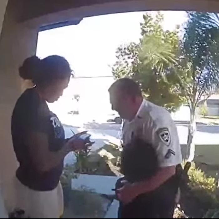 Cazul unui băiețel care a sunat la poliție a devenit viral: "Nu e nicio urgență, am vrut doar o îmbrățișare" / VIDEO