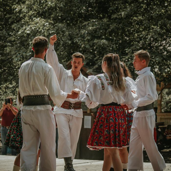 Românii de pretutindeni sunt așteptați la inaugurarea expoziției de costume tradiționale de la Biella