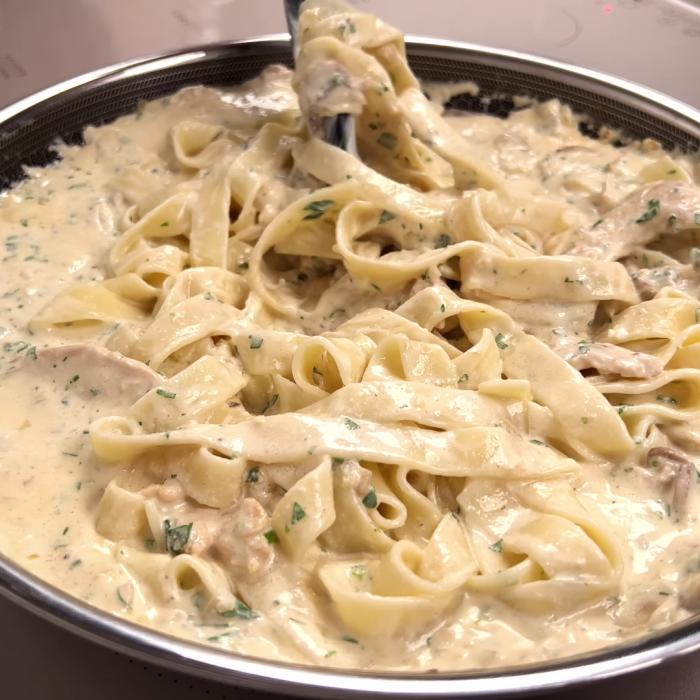 Paste cu sos de smântână și vin - O delicatesă italienească de te lingi pe degete! 