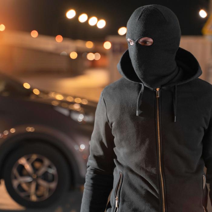 Banda românilor cu Mercedes terorizează un oraș din Italia 