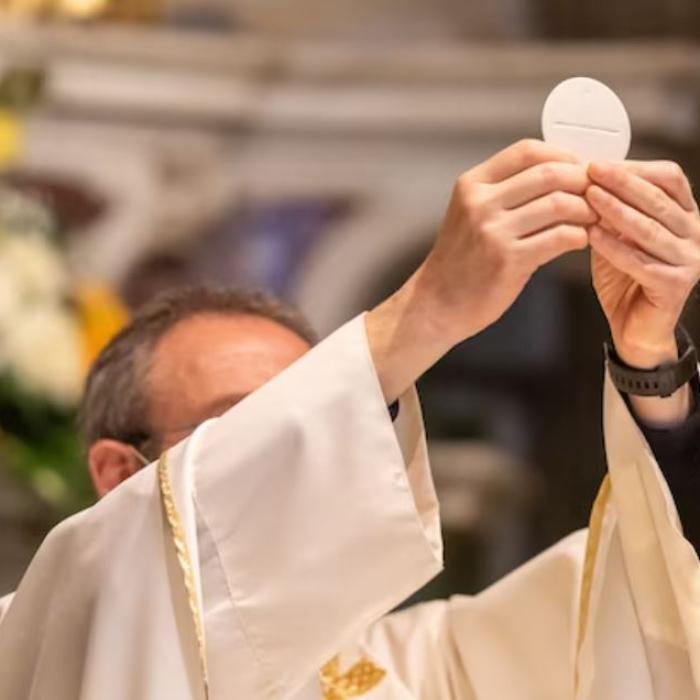 Tragedie evitată la limită într-o biserică din Italia: Un român a intrat cu o butelie de gaz și o brichetă în timpul slujbei, amenințând că va arunca totul în aer