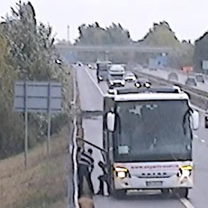 Autocar românesc, situație bizară în Ungaria: După un accident, s-a descoperit că șoferul călătorea în compartimentul pentru bagaje / VIDEO