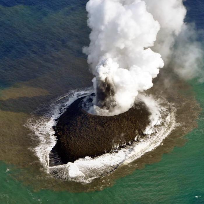O erupție vulcanică subacvatică a avut loc în Japonia. În urma acestui eveniment a apărut cea mai nouă insulă din lume