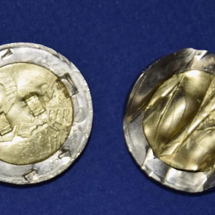 Germania. Român, prins cu 7.500 de monede de doi euro anulate, în roata de rezervă. Banii, folosiți pentru a înșela păcănelele