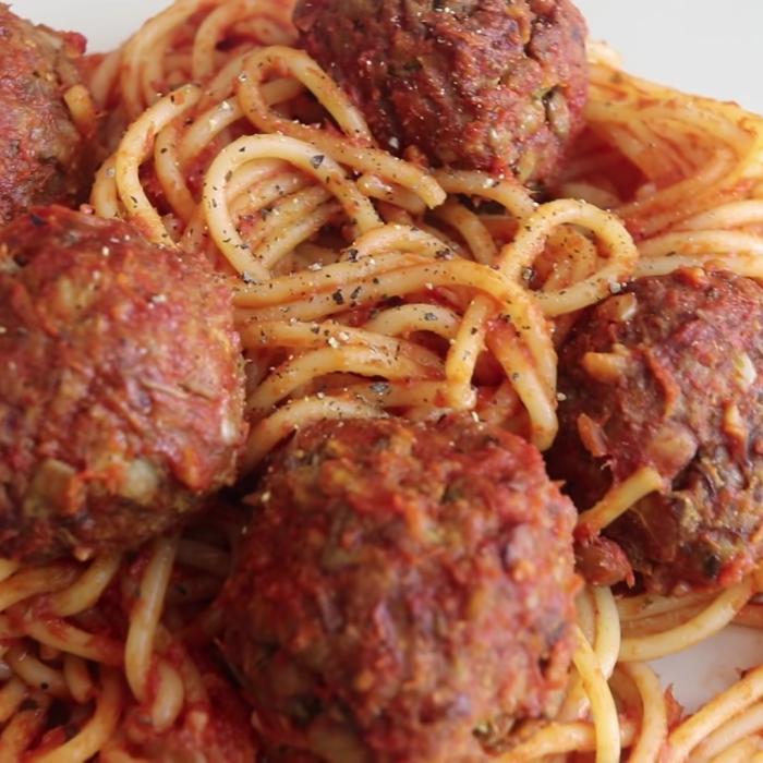 Cu ce să înlocuiești carnea în timpul postului: Iată o rețetă delicioasă de chifteluțe de linte și sos de roșii