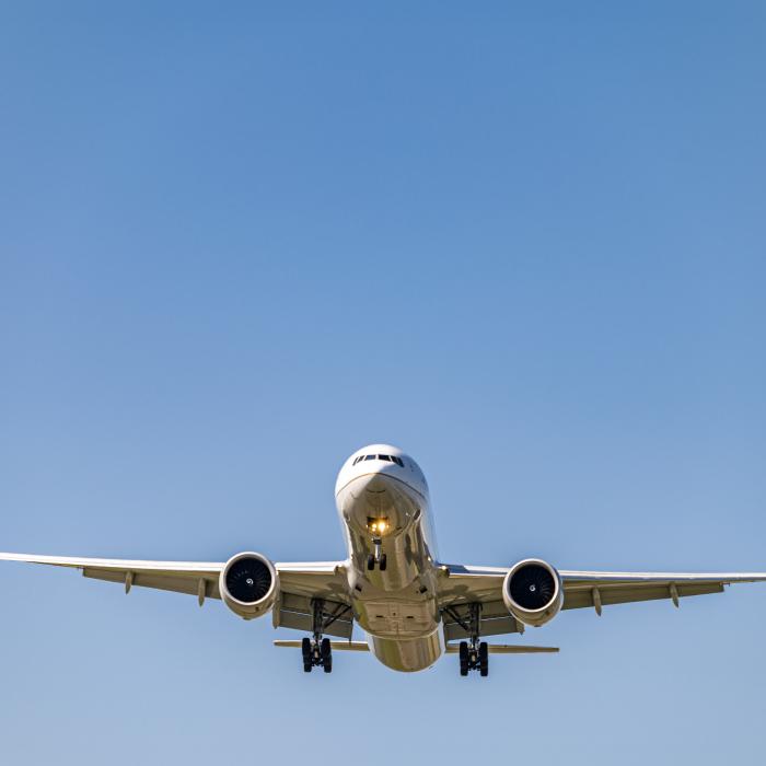 Un avion cu peste o sută pasageri a rămas fără combustibil la granița cu Germania