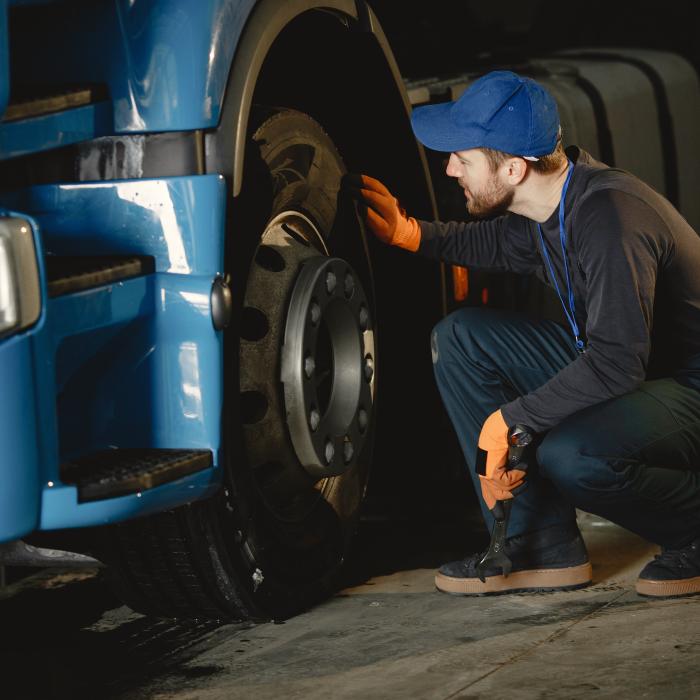Doi șoferi români de TIR, prinși la furat de motorină într-o parcare din Franța. Aveau pompe instalate direct în rezervoarele lor