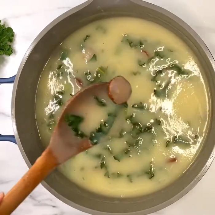 Supă „Caldo Verde“, o rețetă portugheză delicioasă cu care vei surprinde oaspeții la masa de prânz
