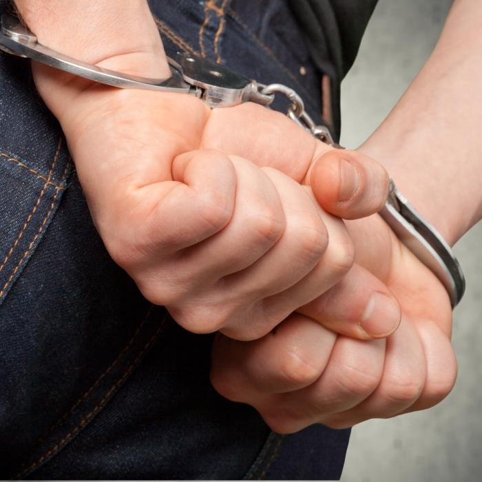 Doi fraţi români au recrutat trei tinere cu metoda "loverboy": cei doi, acuzați de trafic de persoane