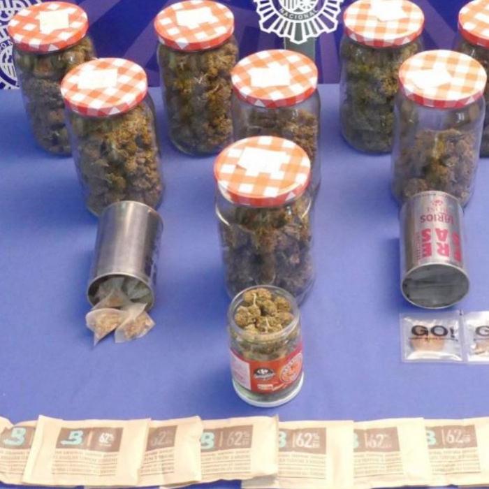 Spania. Un chiriaș s-a mutat și a uitat într-un dulap peste un kilogram de droguri