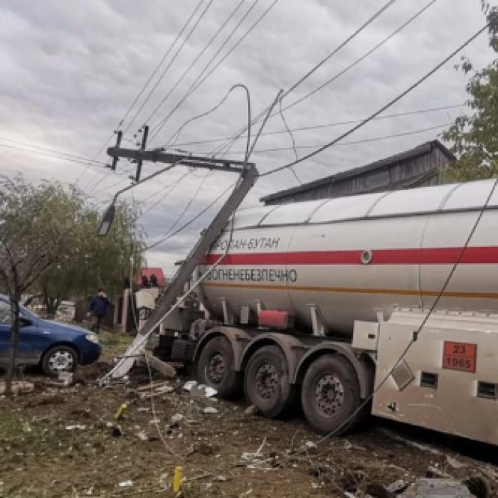 Alertă la Iaşi: O autocisternă încărcată cu GPL, accident grav: A intrat într-o curte, a avariat conducta de gaz și stâlpii de electricitate