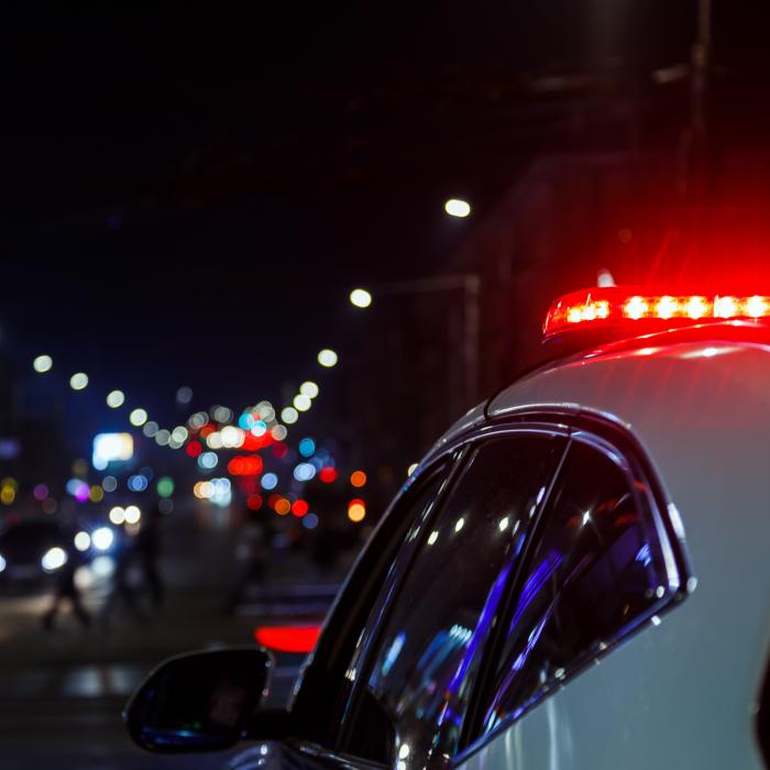 Un șofer din Italia a distrus mai multe mașini, apoi a încercat să păcălească polițiștii: a fugit acasă și s-a îmbrăcat în pijamale