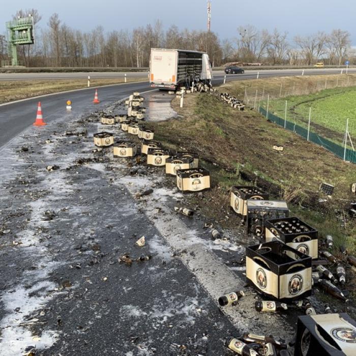 Germania. Un șofer român a pierdut marfa pe care o transporta și dreptul de a conduce: "Șoseaua era plină de sticlă spartă și de lăzi de bere"