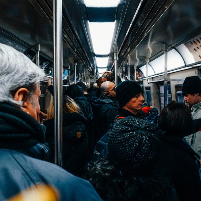 Generația tânără atacată pe internet după ce doi tineri au refuzat să cedeze locul unei bătrâne în metrou