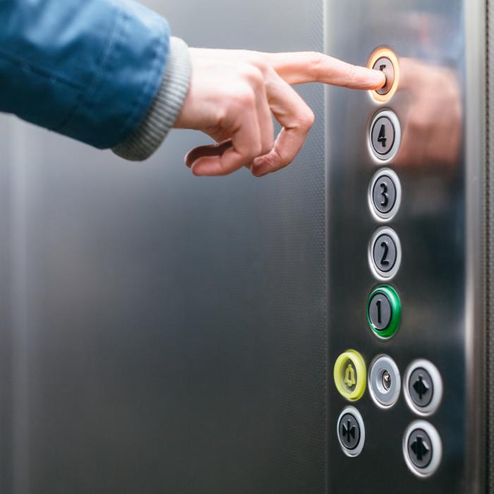 Un român din Italia a atacat și jefuit o femeie în lift: i-a smuls geanta și portofelul și a fugit