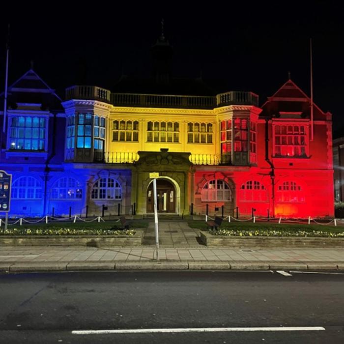 Clădirea Hendon Town Hall din Londra, iluminată în culorile drapelului României