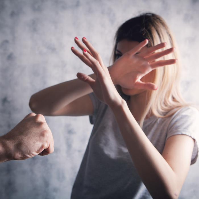O româncă din Italia, maltratată de soțul violent: femeia și doi minori duși, sub cod roșu, într-o locuință protejată