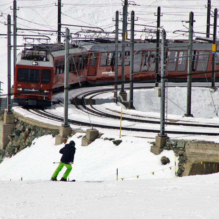 Șapte ore în frig și zăpadă: 170 de oameni au rămas blocați în două trenuri din Germania