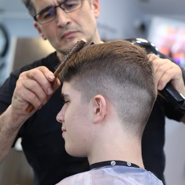 Un frizer, traficant de droguri, arestat în Italia: bărbatul, dat de gol de clienții săi cu chelie