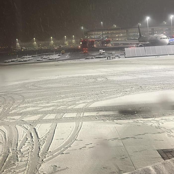 Peste 100 de români, blocați la Munchen după ce au fost dați jos din avion și lăsați să se descurce: „În aeroport nu era nimeni care sa ajute pasagerii. NIMENI!“