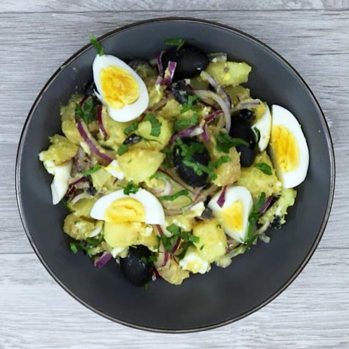 Salată orientală - un preparat celebru românesc. Iată ingredientul secret care îi dă gustul delicios