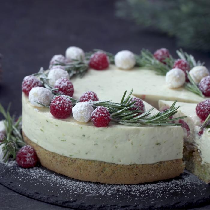 Tort cu cremă de fistic și gem de zmeură - un desert numai bun de făcut de sărbători