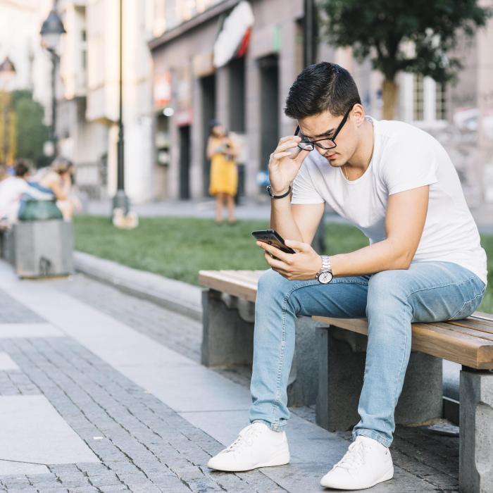 Un român din Italia a crezut că a dat norocul peste el când a găsit un telefon scump pe o bancă. Avea să regrete amarnic