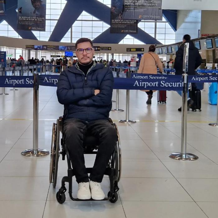 Sportiv român, imobilizat în scaun cu rotile, refuzat la îmbarcare în avion: „Mi s-a anulat biletul; aeronava nu ia la bord persoane cu mobilitate redusă“