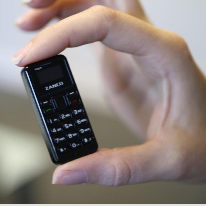 O româncă i-a dus fiului ei, aflat în pușcărie, un desert special: Cel mai mic telefon din lume era ascuns într-o ciocolată