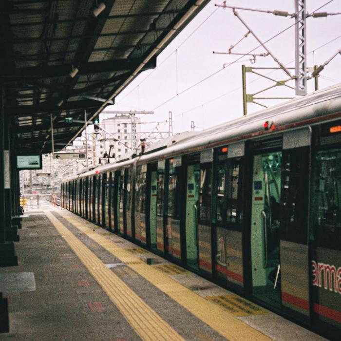 Un român din Germania, înarmat cu un cuțit a amenințat pasagerii unui tren. Polițiștii caută martori