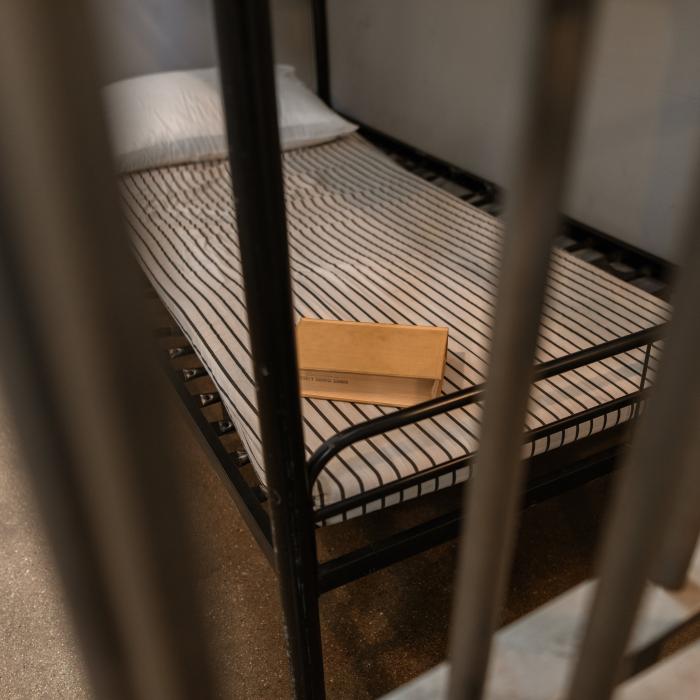 Un român, încarcerat într-o închisoare din Ungaria, s-a baricadat în celulă și a amenințat gardienii