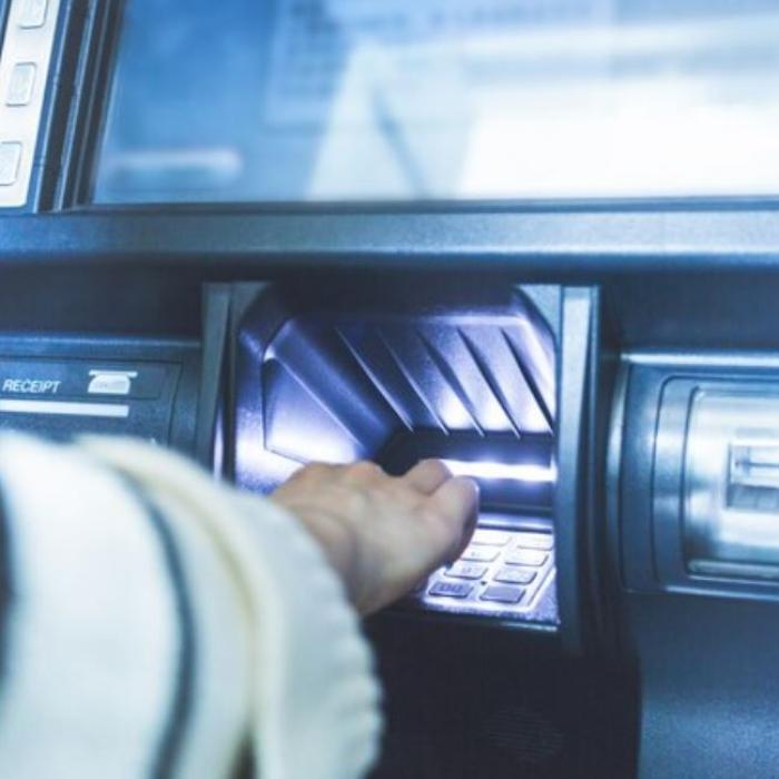 Doi români au pus la cale o escrocherie pentru a fura bani de la bancomatele din Italia. Capcana, descoperită chiar de un agent al Gărzii de Finanțe