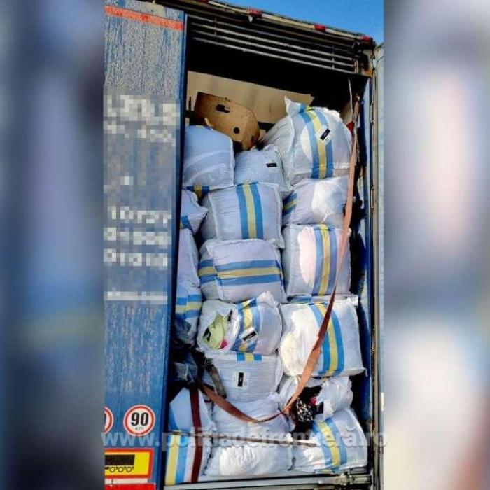 Un camion, plin cu încălțăminte și haine second-hand din Bulgaria, nu a fost lăsat să intre în România