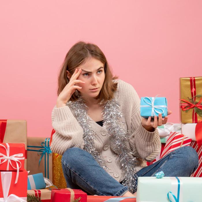 Crăciun mai sărac: Românii vor cheltui cu 12% mai puţin decât anul trecut pe mâncare, cadouri şi decoraţiuni