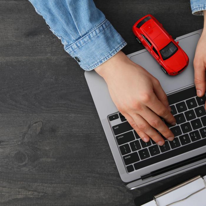 Rețea de infractori pe axa România-Lituania-Belgia-Anglia. Hoții postau pe internet anunțuri cu mașini, încasau avansul și dispăreau cu banii