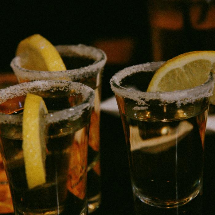 Patru persoane au ajuns de urgență la spital după ce un barman le-a dat detergent de canalizare în loc de sare cu tequila 