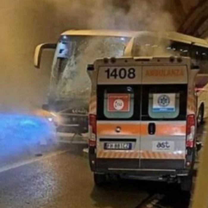Accident cumplit în Italia: Patru oameni au ars într-o ambulanță care s-a ciocnit cu un autocar plin de copii