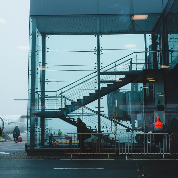 Român, arestat pe un aeroport din Germania: bărbatul, săltat de polițiști imediat ce a coborât din avion