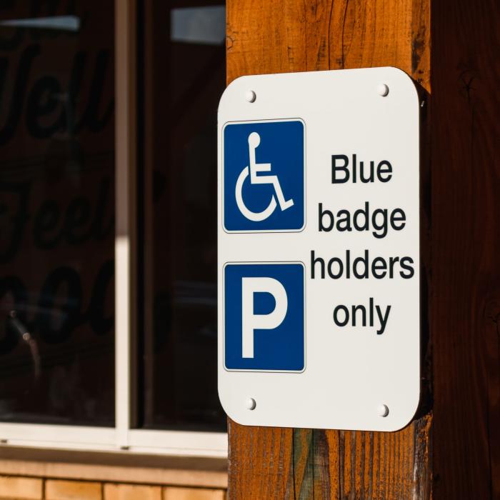 Bărbat cu dizabilități, lăsat fără cuvinte după ce i s-a spus că nu este "suficient de handicapat" pentru a parca pe un loc rezervat