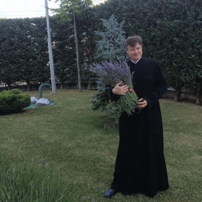 Părintele Negoiță: „Carmen Uscatu și Oana Gheorghiu merită să fie personalitățile anului 2023: au reușit ca, din donații, să facă un spital“